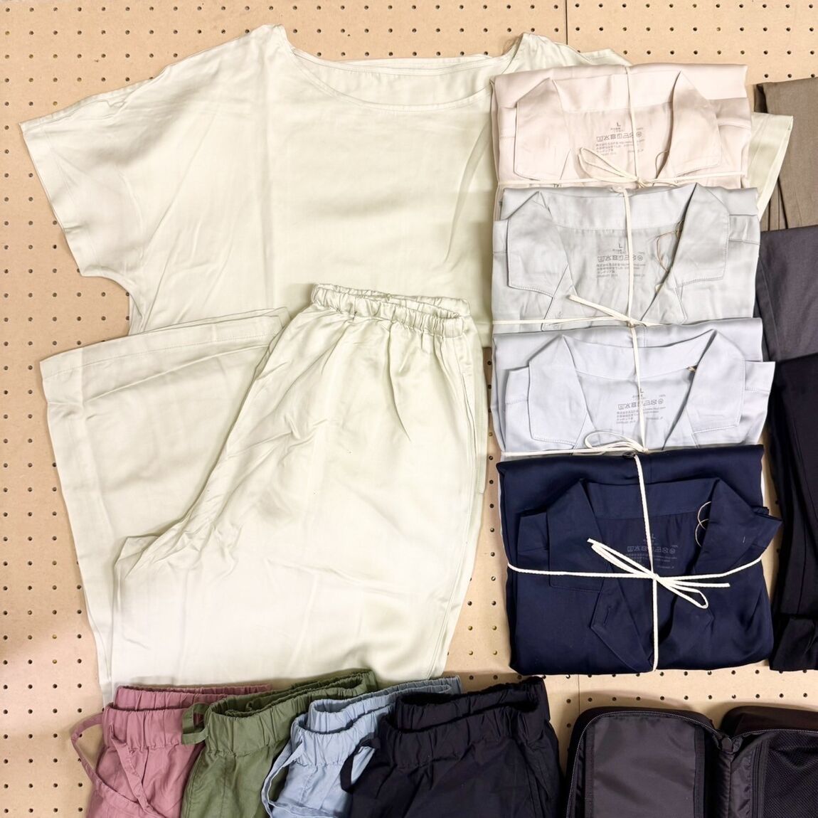 サテンパジャマ