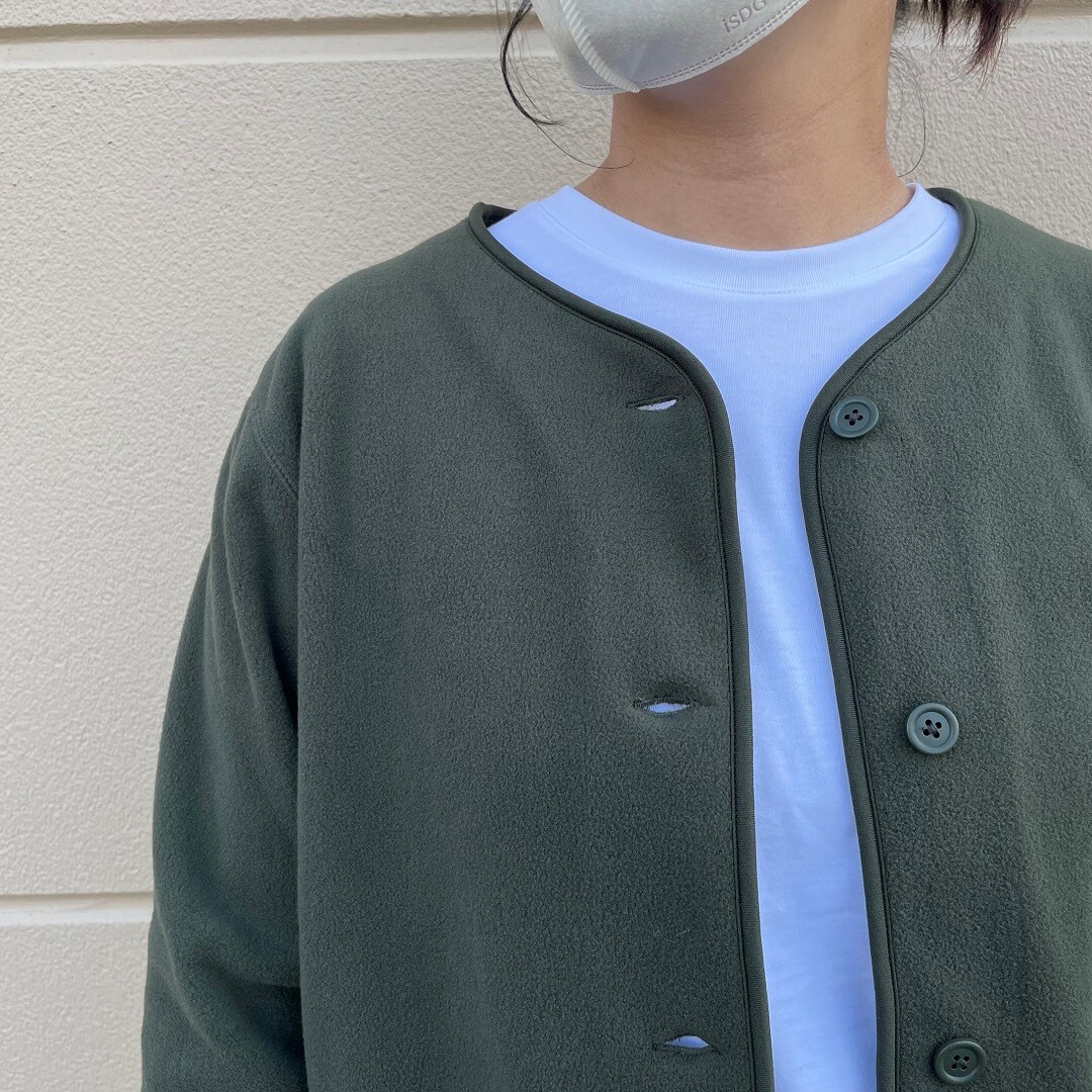 カーキカーディガン襟元.