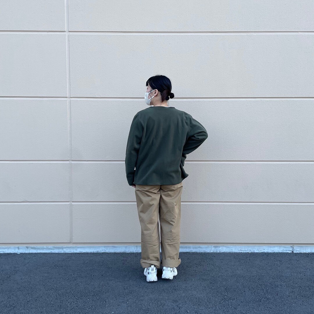 カーキカーディガン後ろ