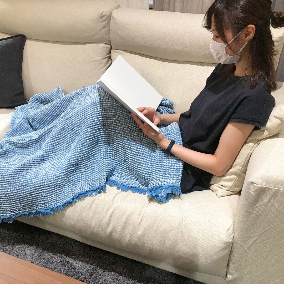 綿ワッフルケット　ソファ使用写真