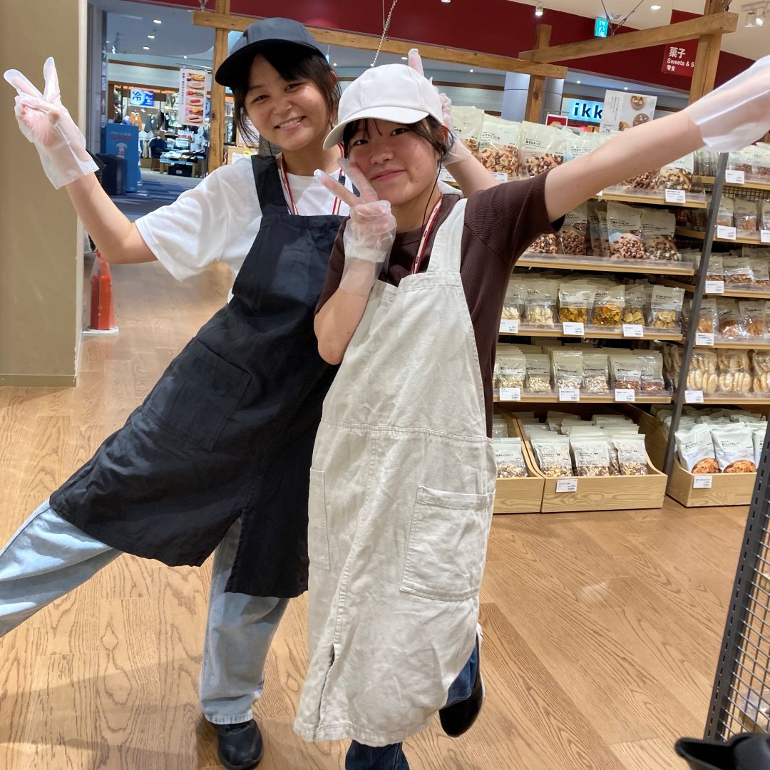 コーヒーの香りが彩る店内_E1sFpq