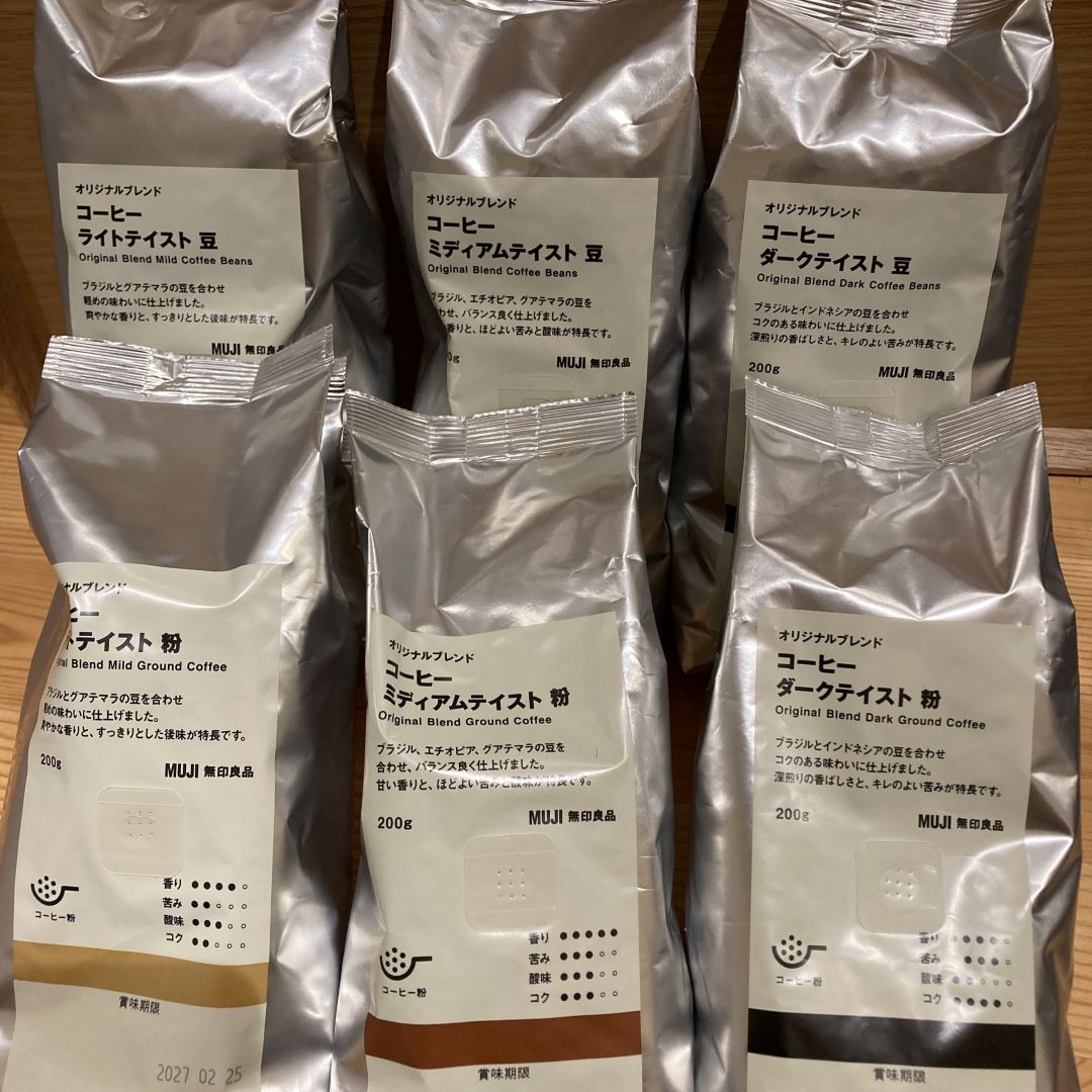 コーヒーの香りが彩る店内_BMq6Pa
