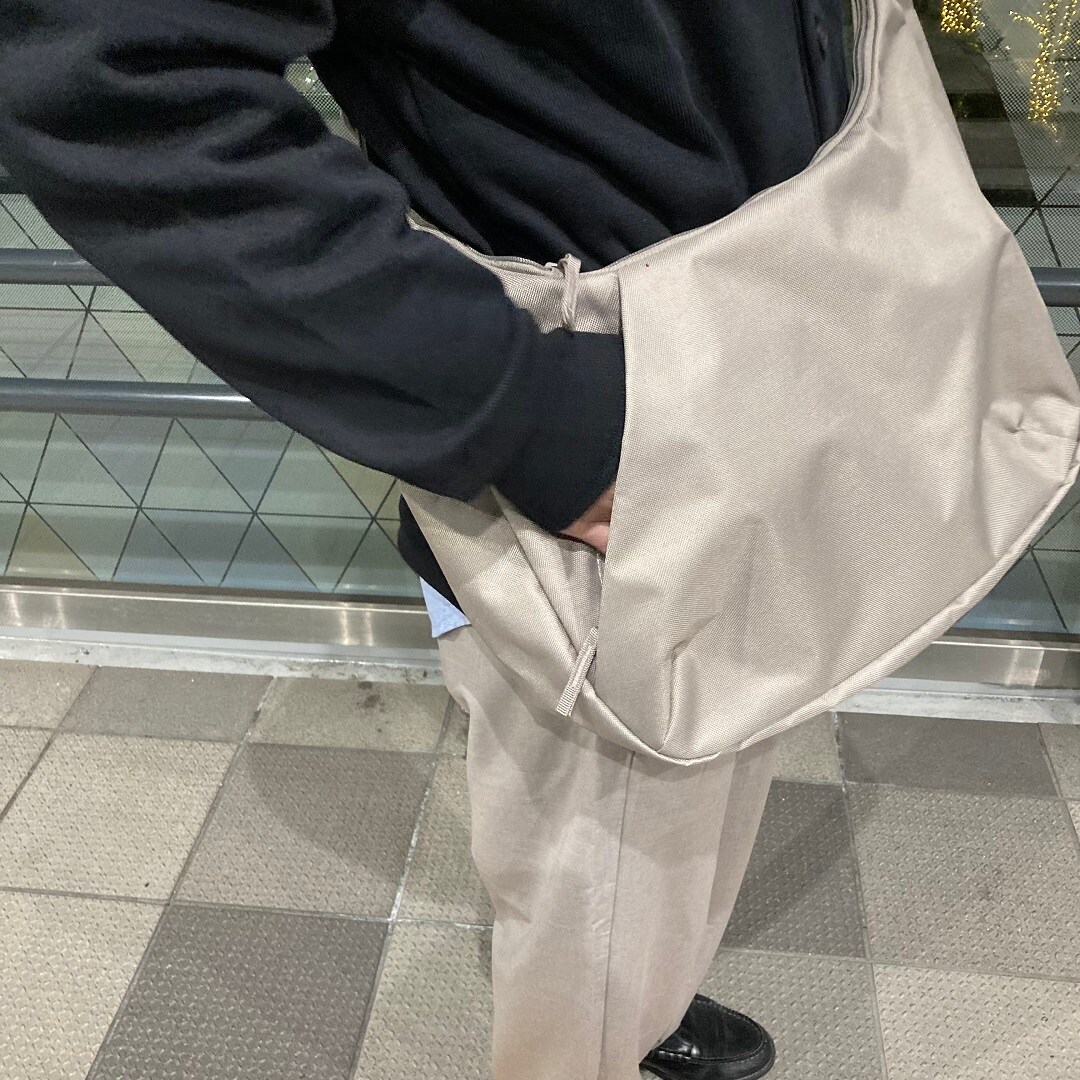 服を着て立っている男性の写真