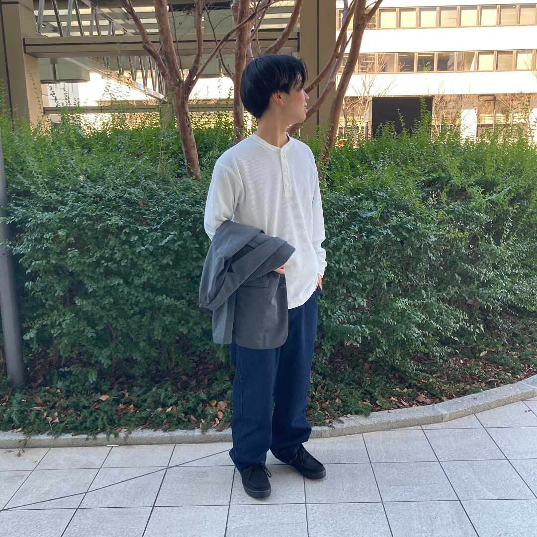 立っている男性の写真