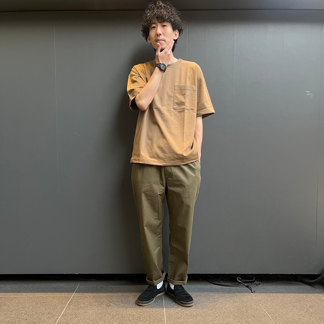 ブラウンのTシャツ、カーキのパンツでコーディネート