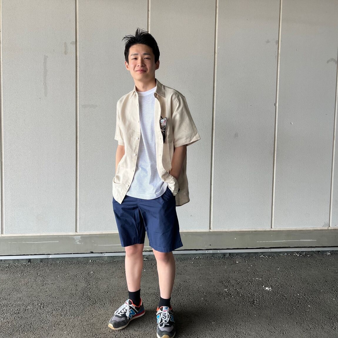 全身　サングラスなし　笑顔