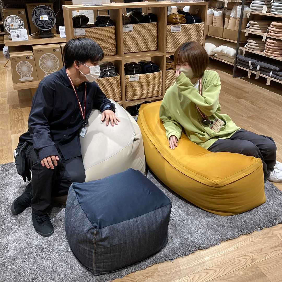 ソファに座るスタッフ②