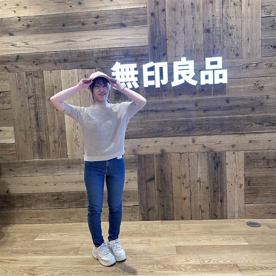 帽子をかぶっている女性