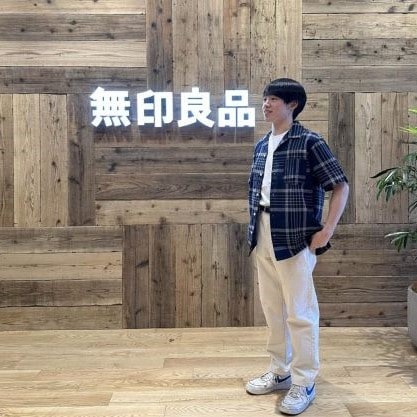 前を向いている男性