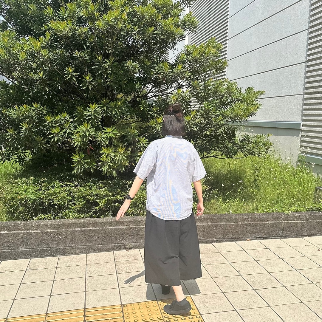 ヘンリーネックTシャツ後ろ姿