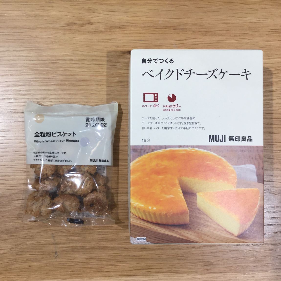 ベイクドチーズケーキと全粒粉ビスケットの写真