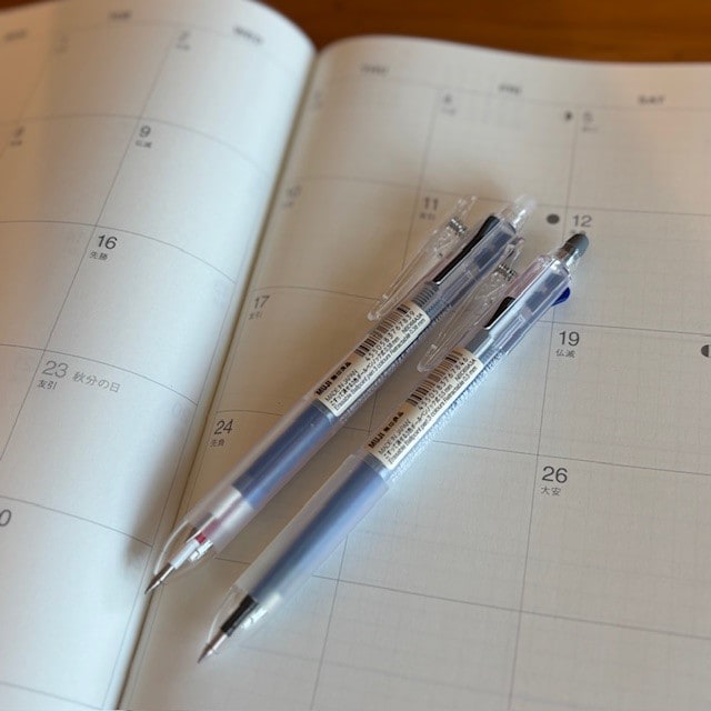 スタッフの愛用品　こすって消せる３色ボールペンノック式
