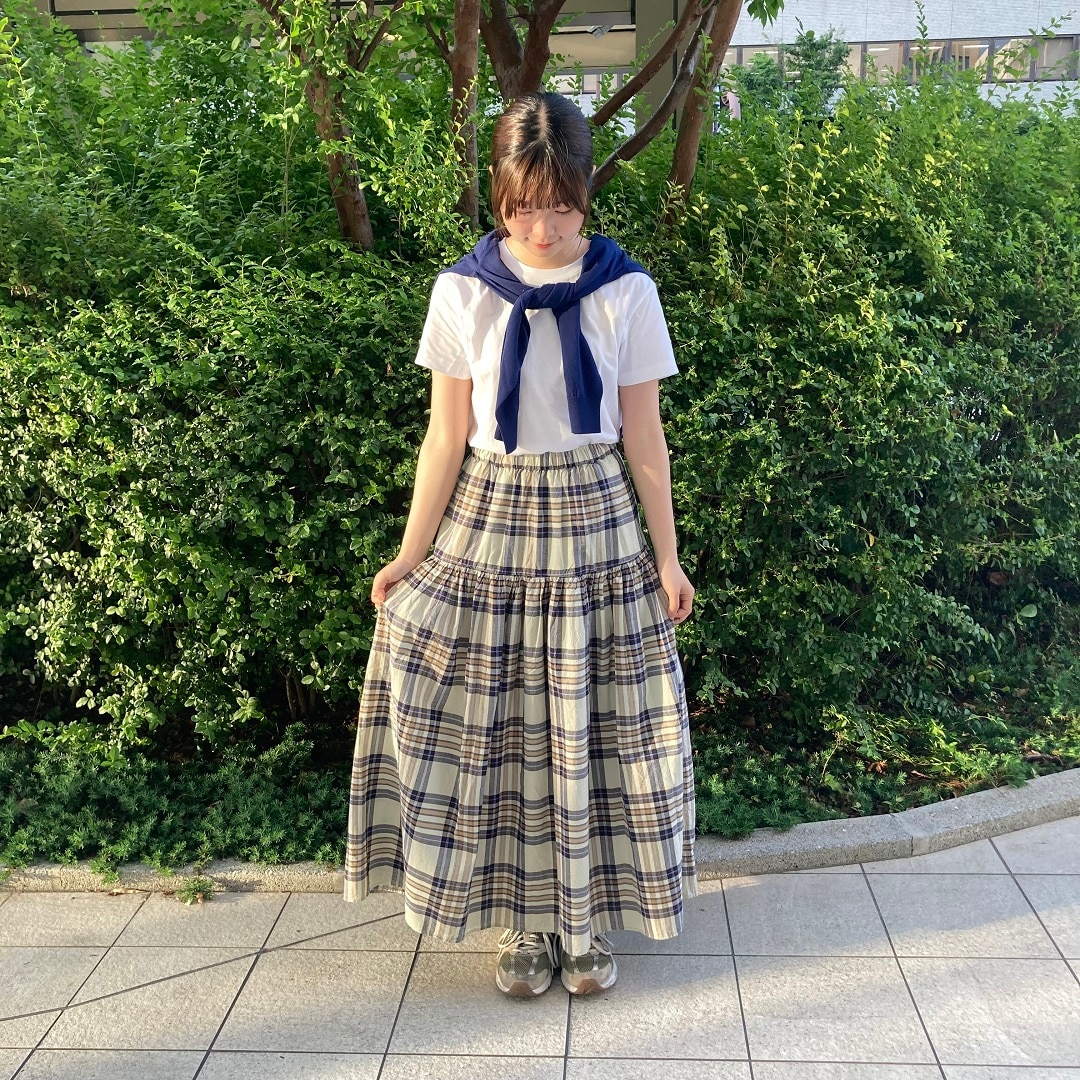 チェック柄のスカートを履いている女性