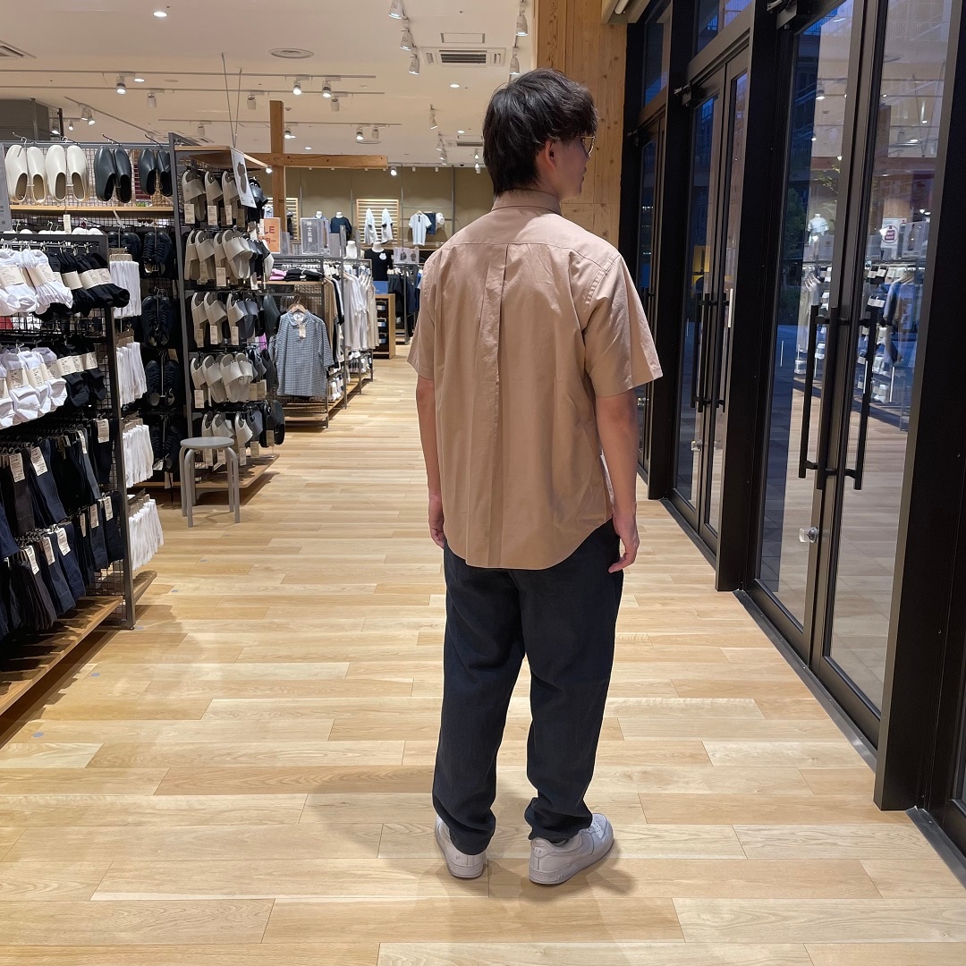 ブロード半袖シャツ全身後ろ.jpg