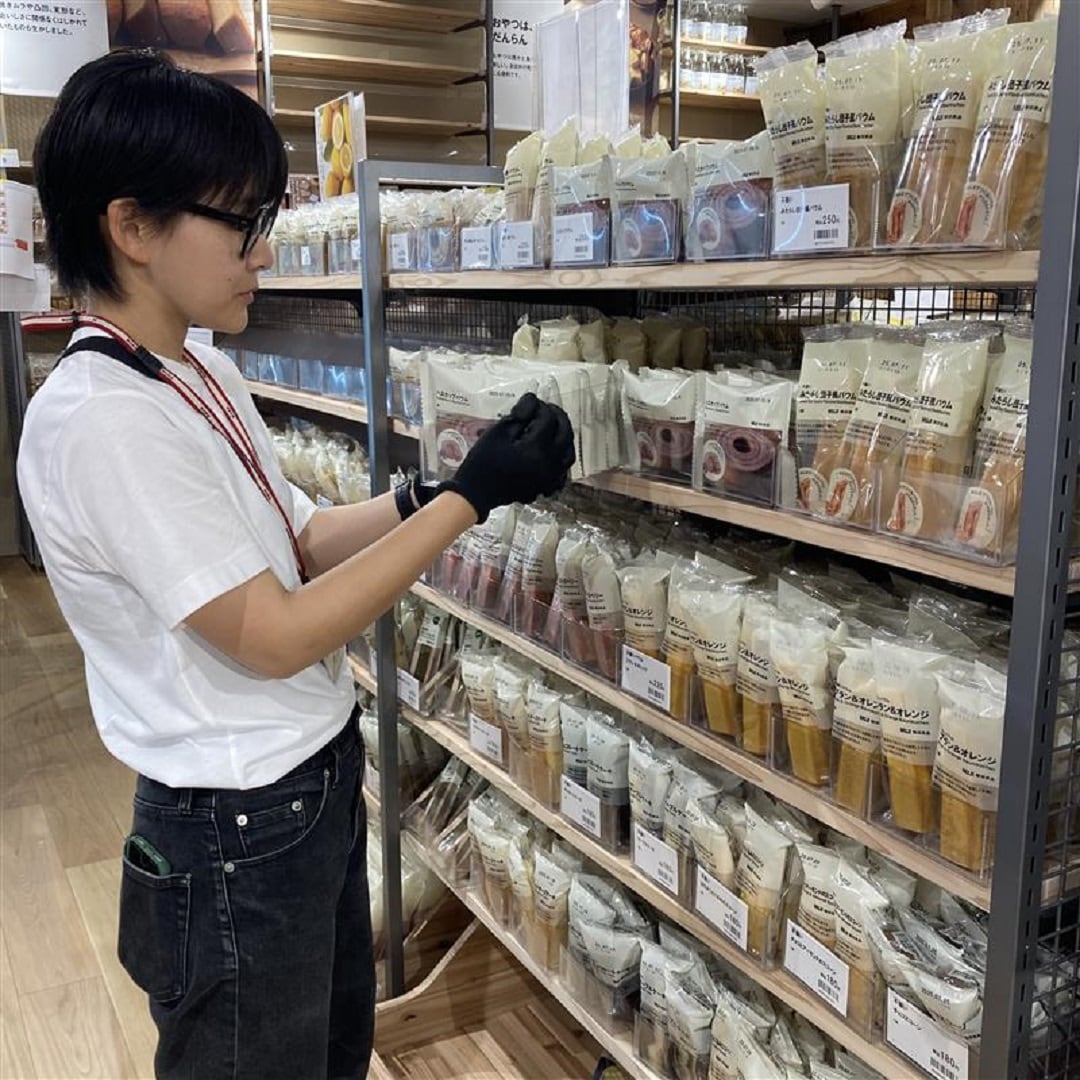 女性スタッフの写真
