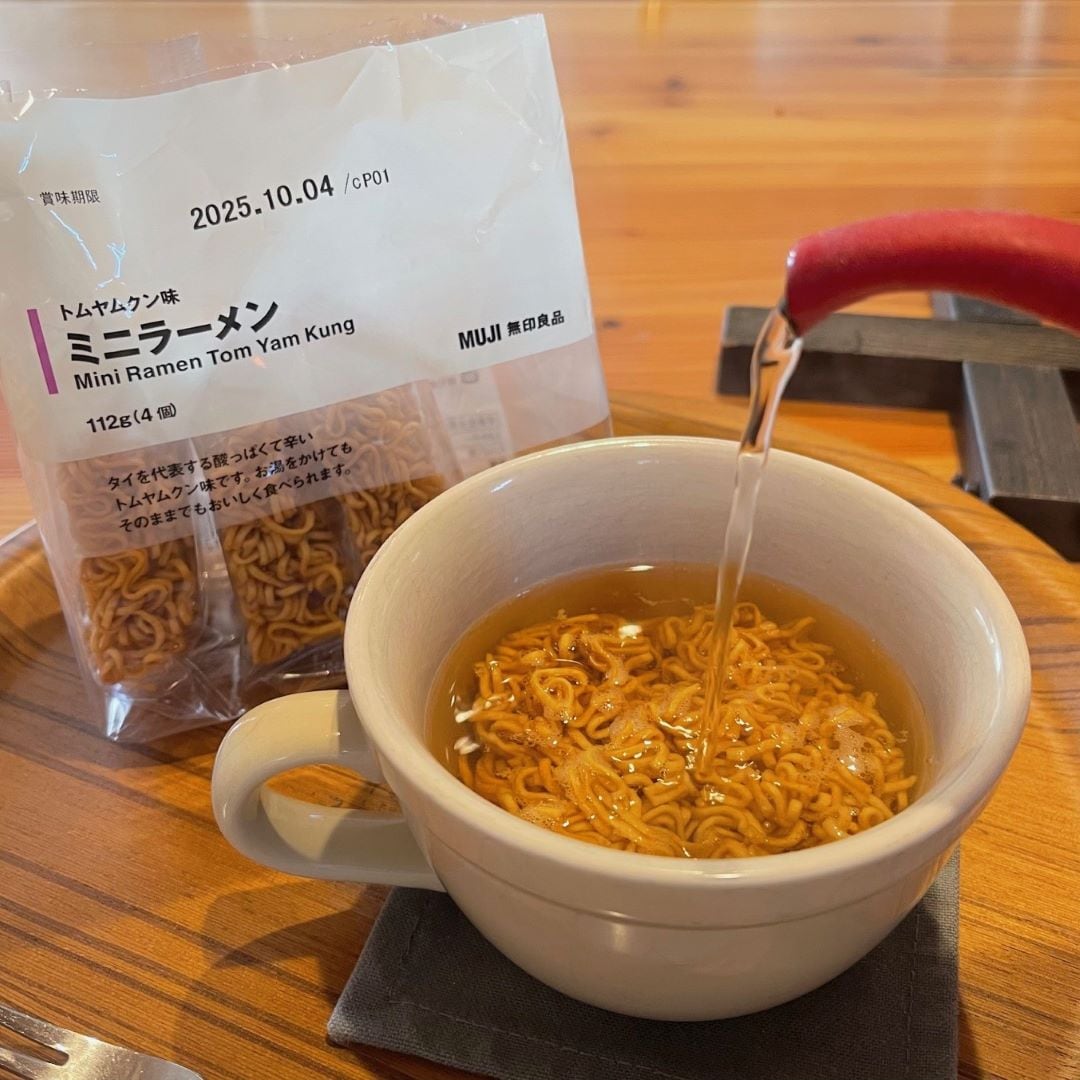 ミニラーメンお湯を注ぐ