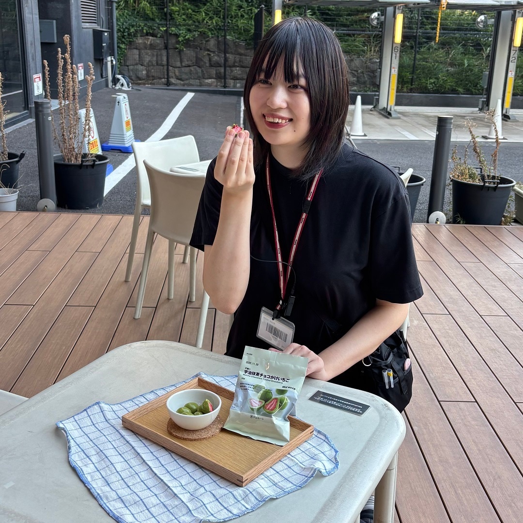 不揃い宇治抹茶チョコがけいちごを食べている様子2