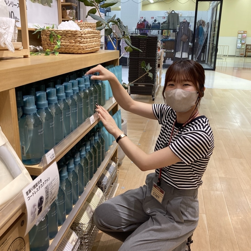 スキンケア用品をメンテナンスしているスタッフの画像