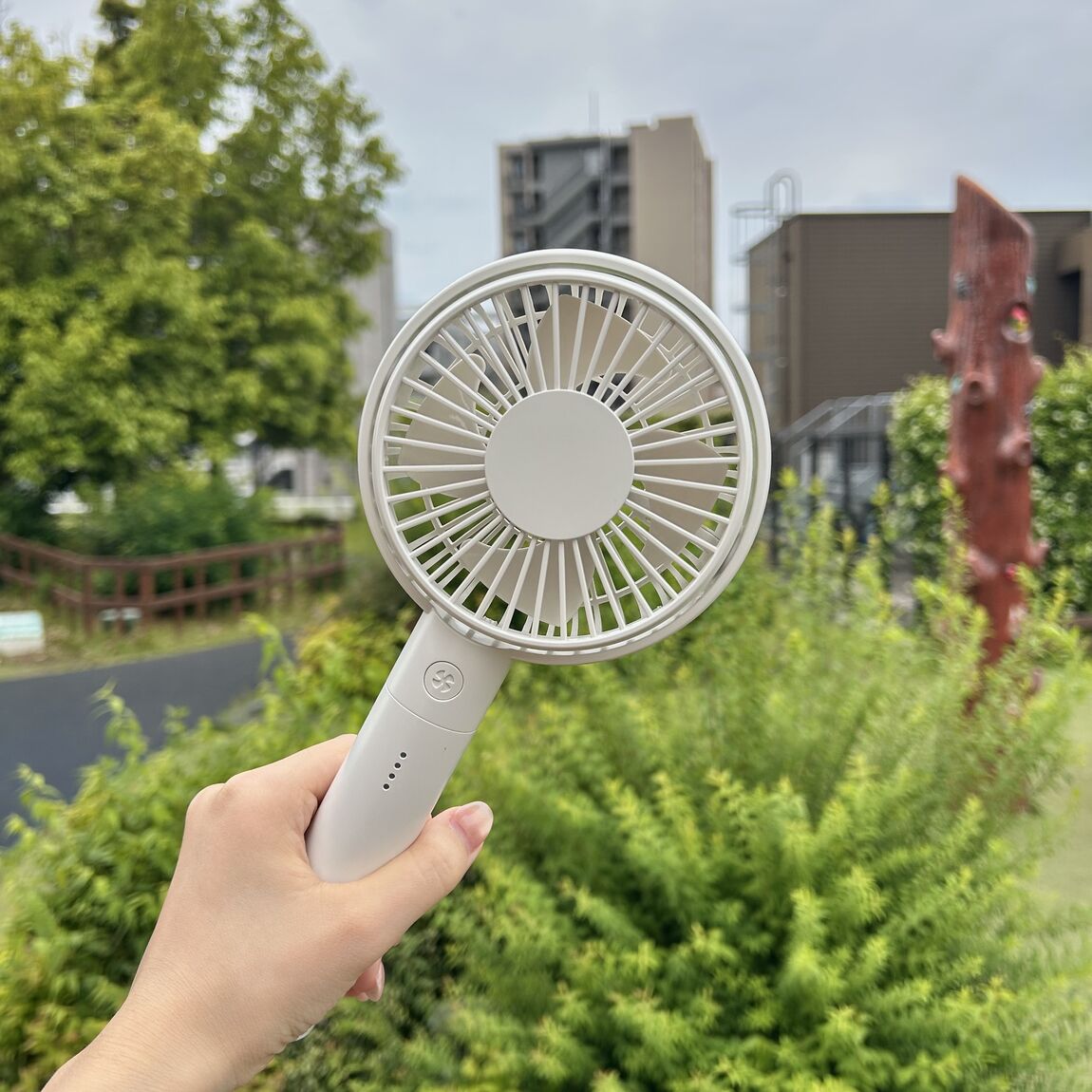 角度が変えられるハンディファン