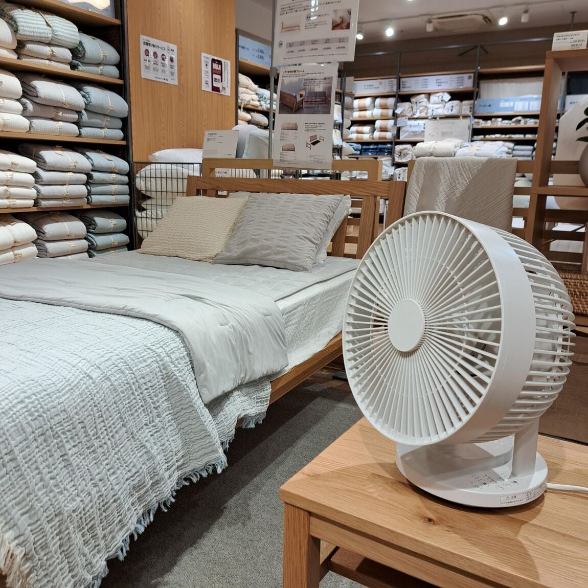 https://contents.muji.com/jp/sites/jp/files/%E5%AE%9F%E6%BC%94%E8%B2%A9%E5%A3%B2%E2%91%A2.jpg