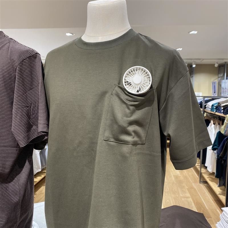 Tシャツのポケットにハンディファンを入れている写真
