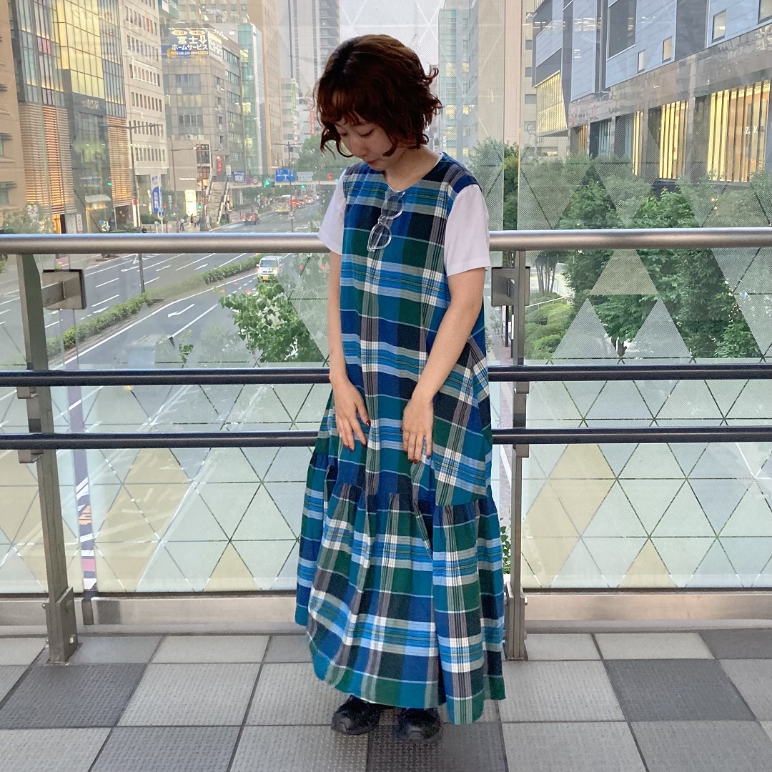 立っている女性の写真