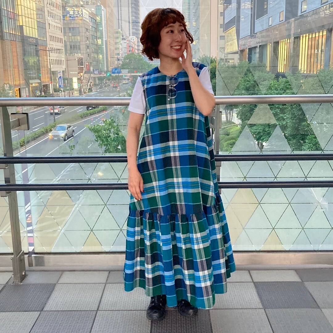 立っている女性の写真
