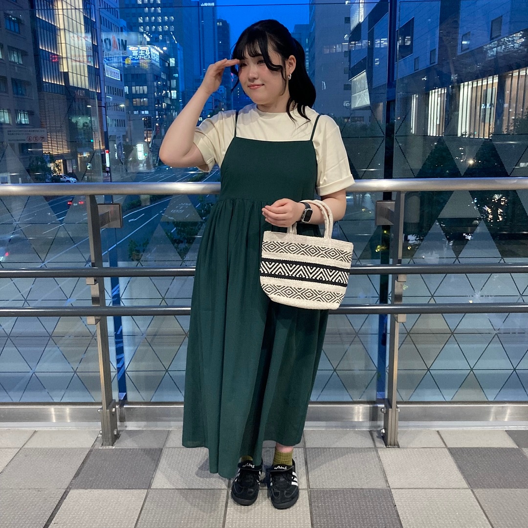 立っている女性の写真