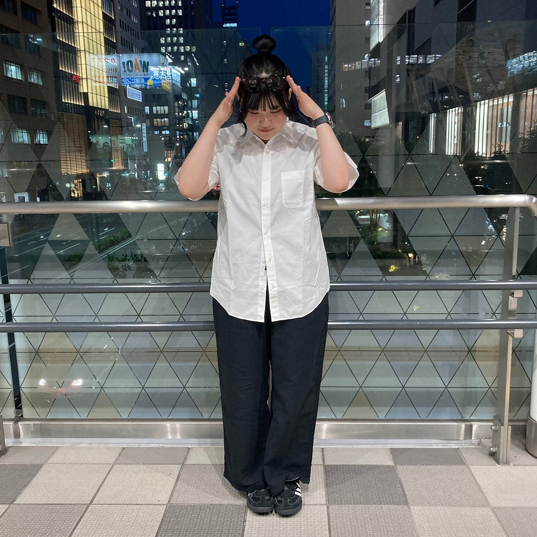 立っている女性の写真