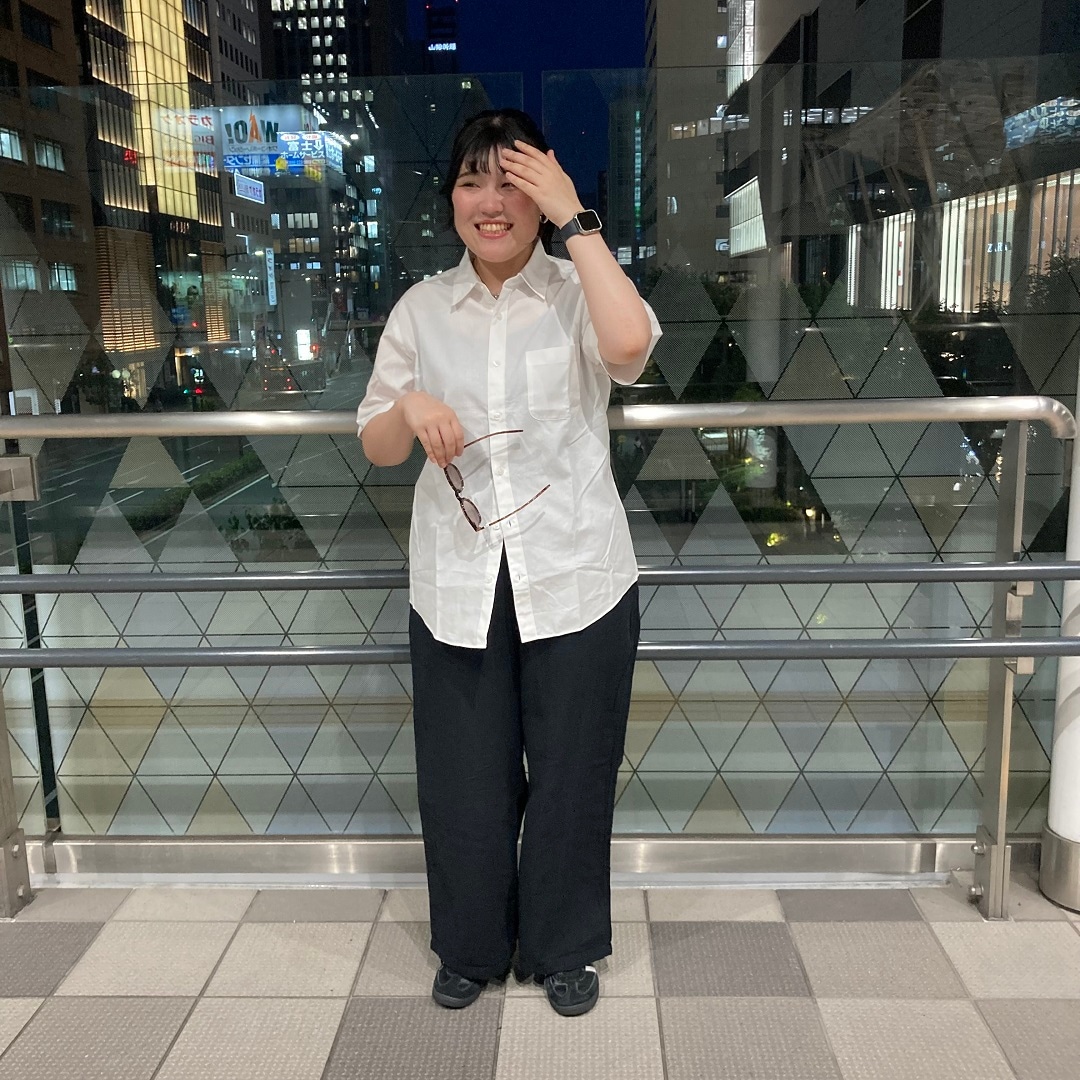 立っている女性の写真