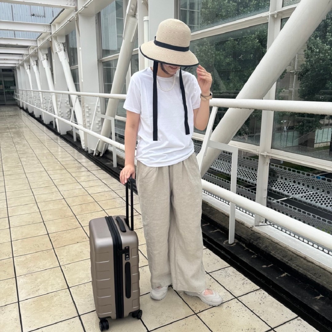 下向きの全身画像