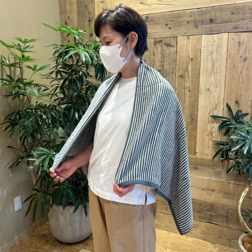 タオルを肩掛けしている女性