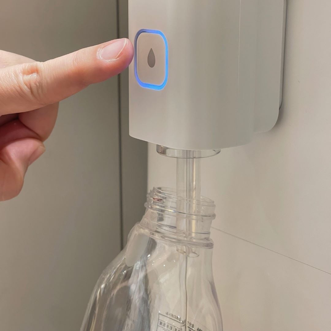 給水機注ぐ