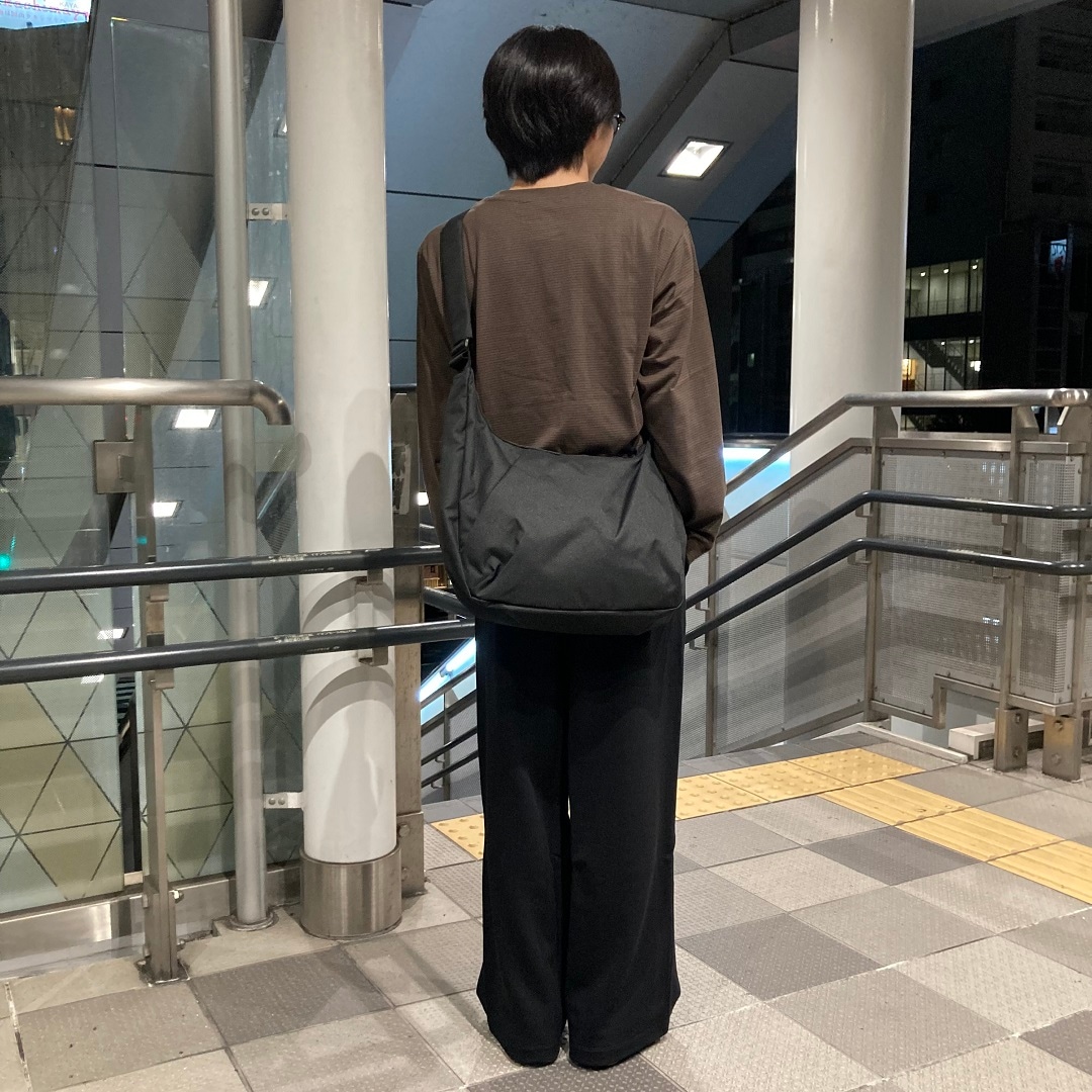 立っている男性の写真
