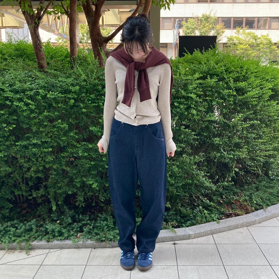 秋物カラーの服を着た女性