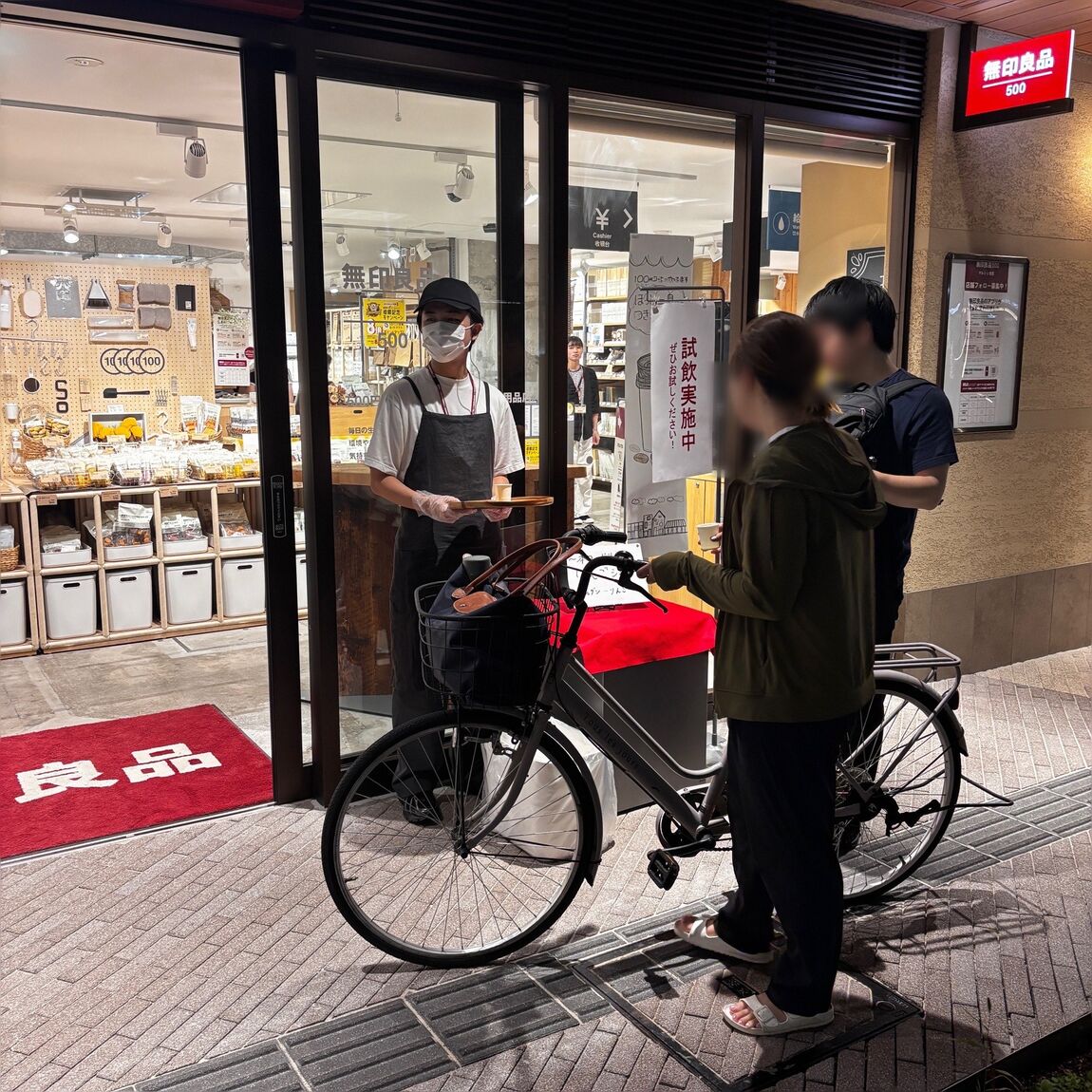 試飲の様子