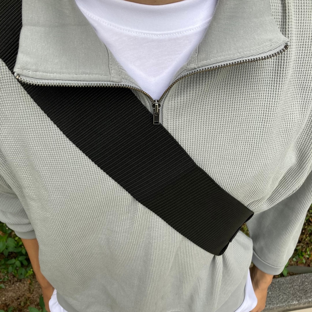 スウェットを着た男性の写真
