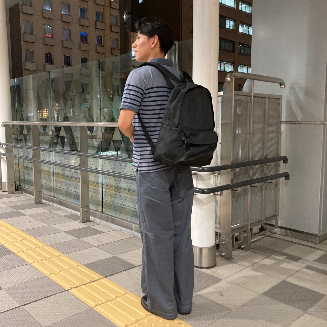 ポロシャツを着た男性の写真
