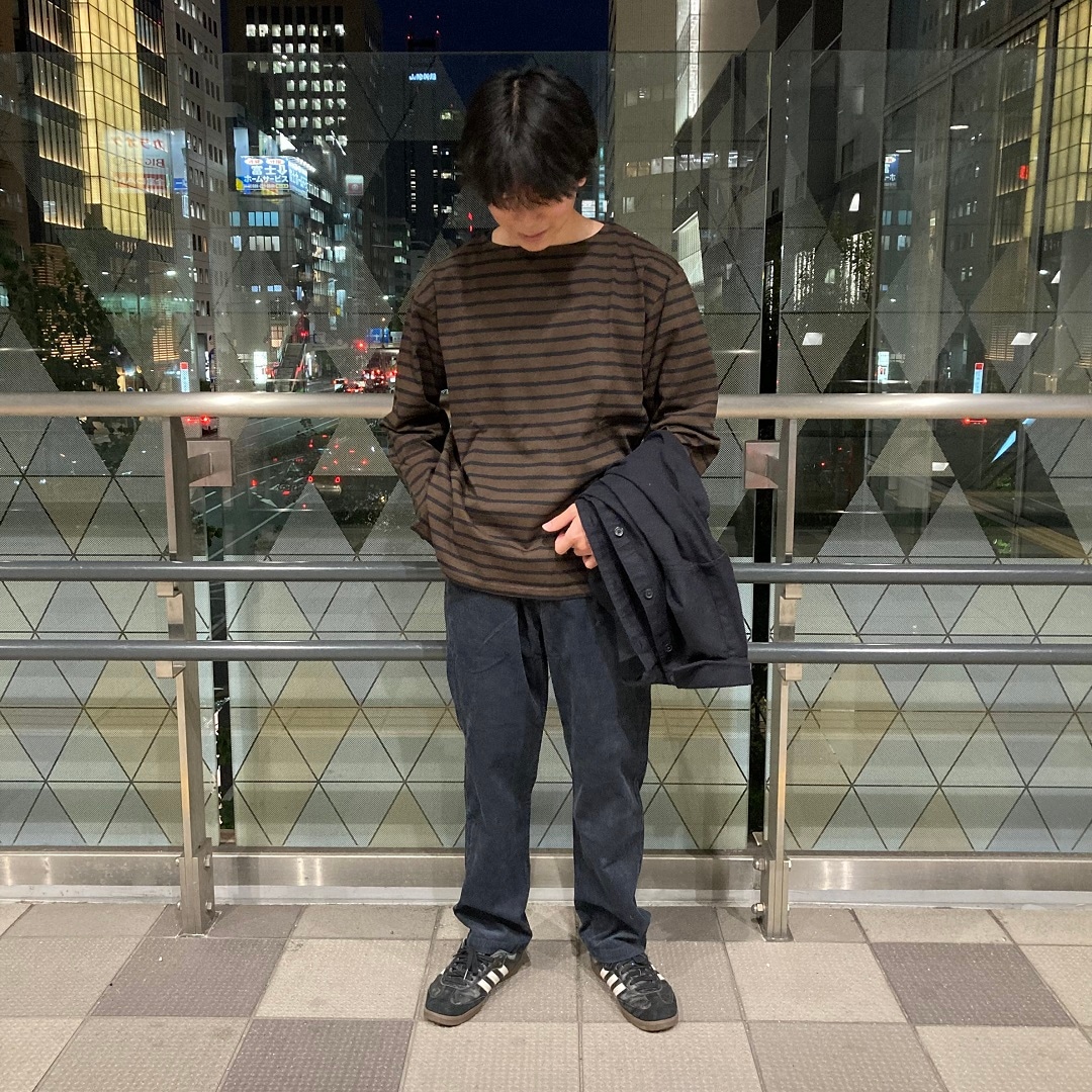 男の子が立っている写真