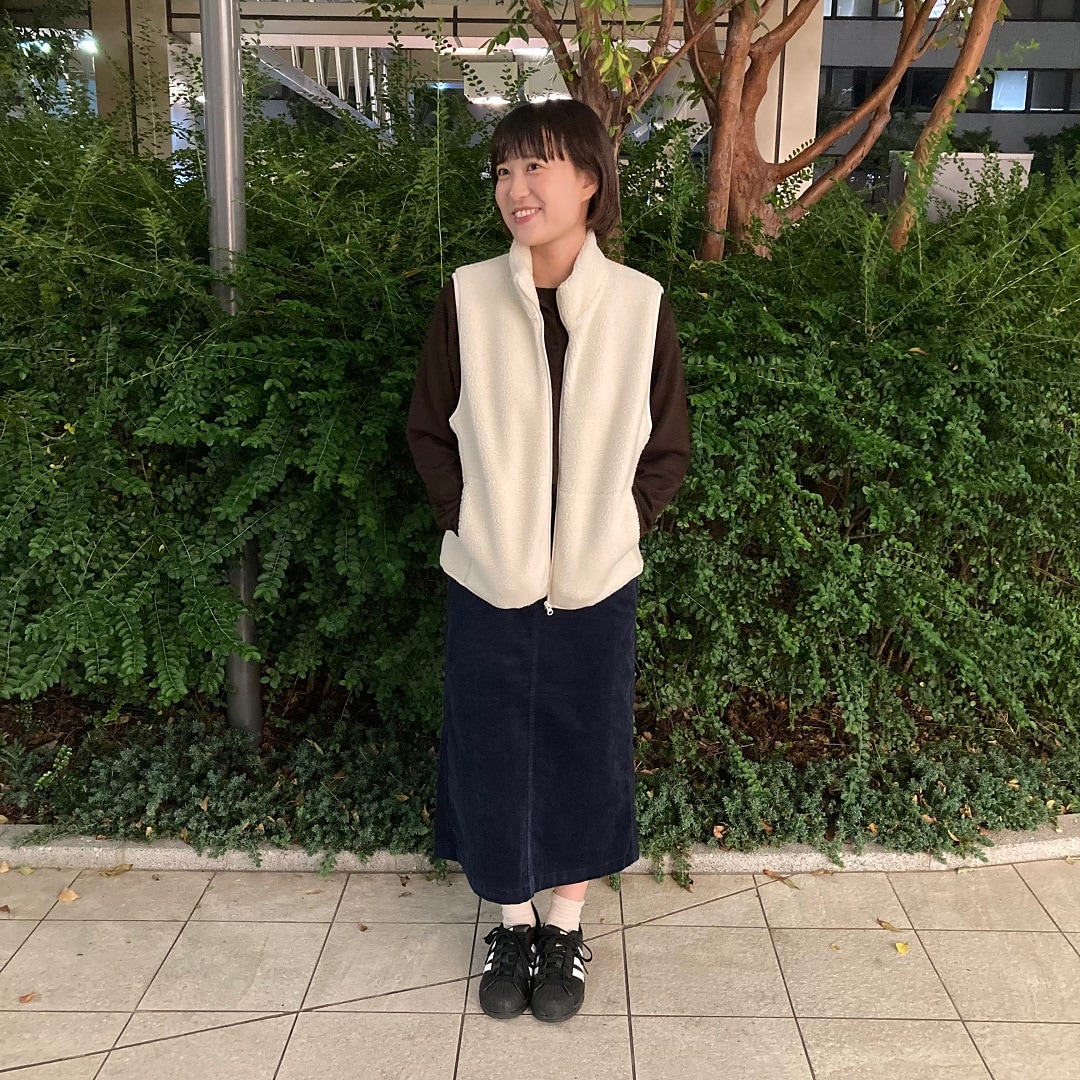 立っている女性の写真