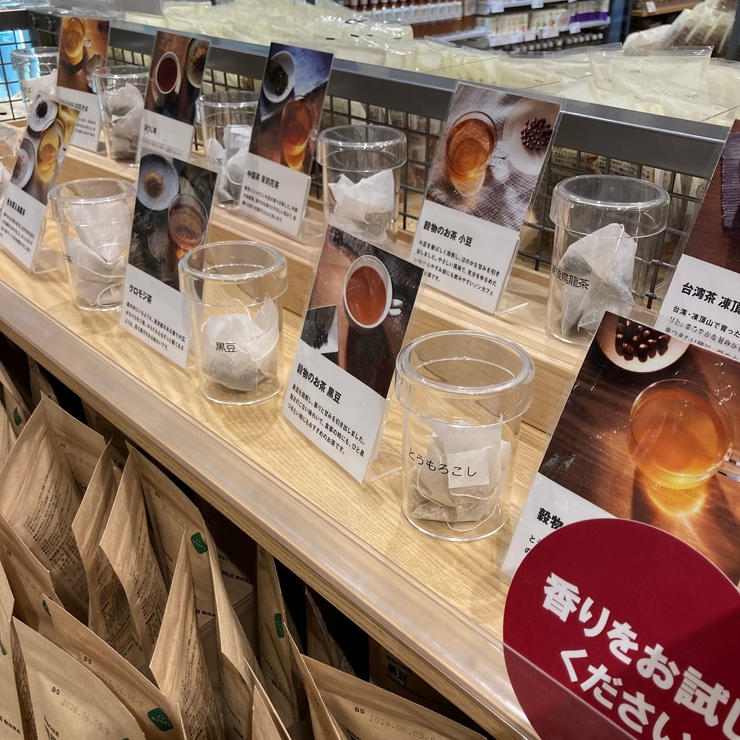 茶葉の売場に香り見本を置いています。