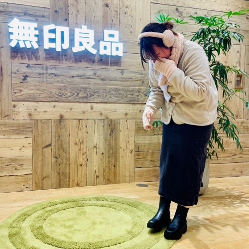 フリースを着て耳当てを付けて立つ女性