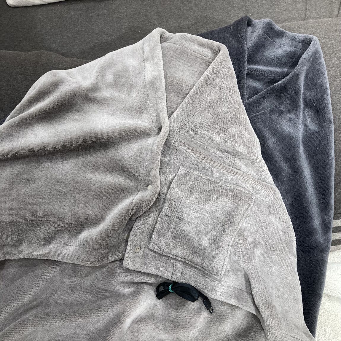 洗えるUSBブランケット ダークベージュと洗えるUSBブランケット チャコールの写真