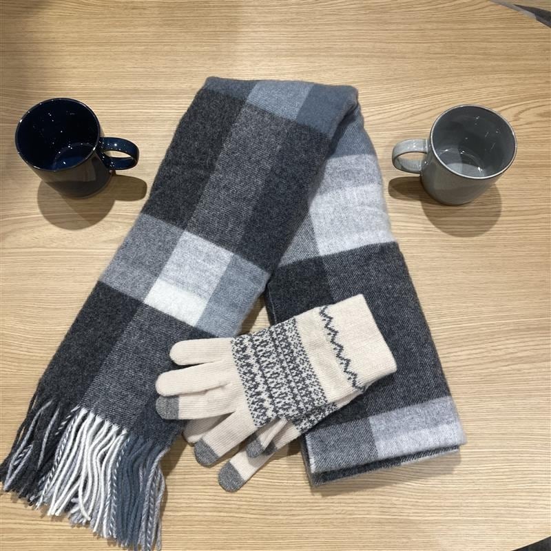 メリノウール混　裏起毛　タッチパネル手袋（柄）アイボリーとふっくらウール　大判ストール（チェック）チャコールグレーチェックの写真