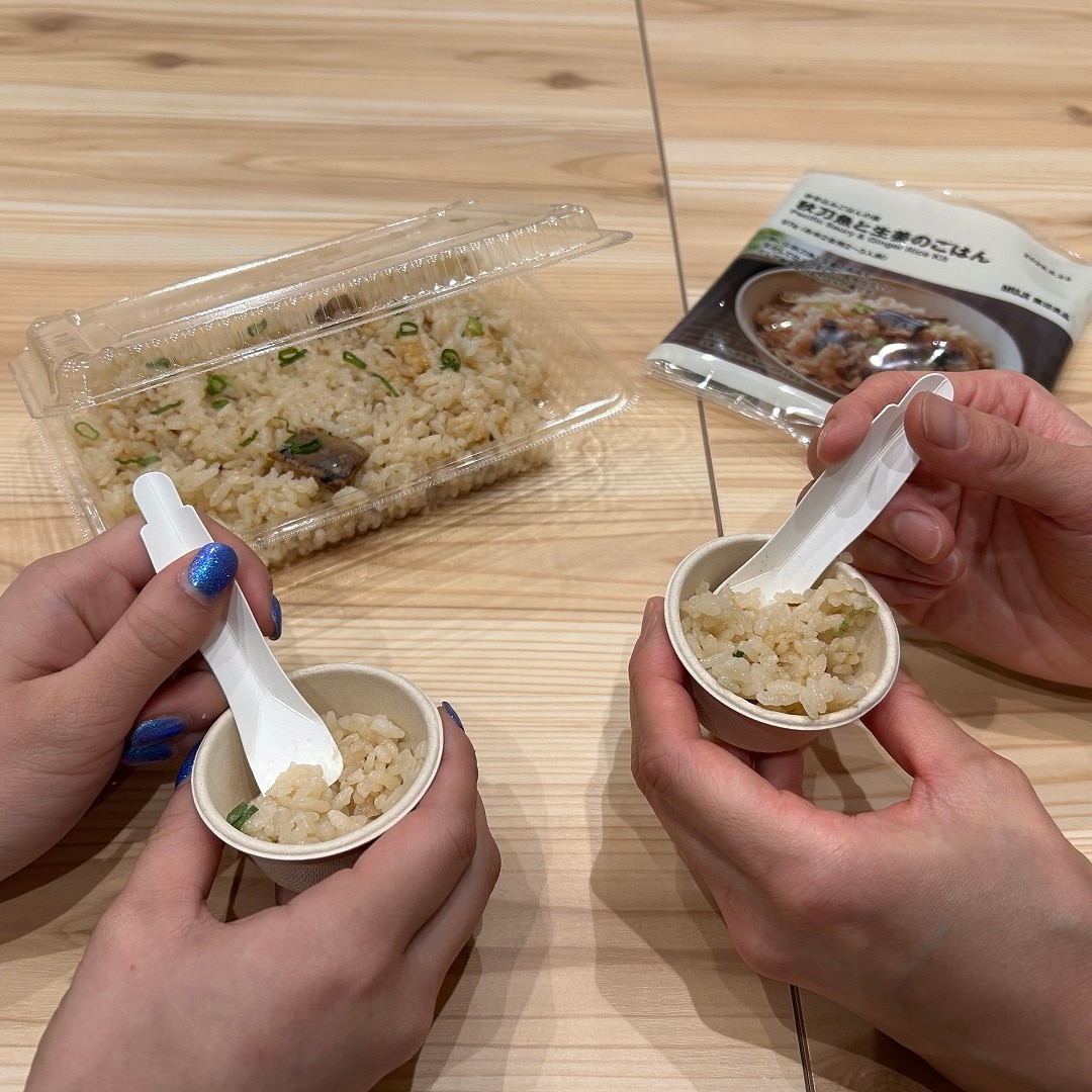 秋刀魚ごはん試食の様子