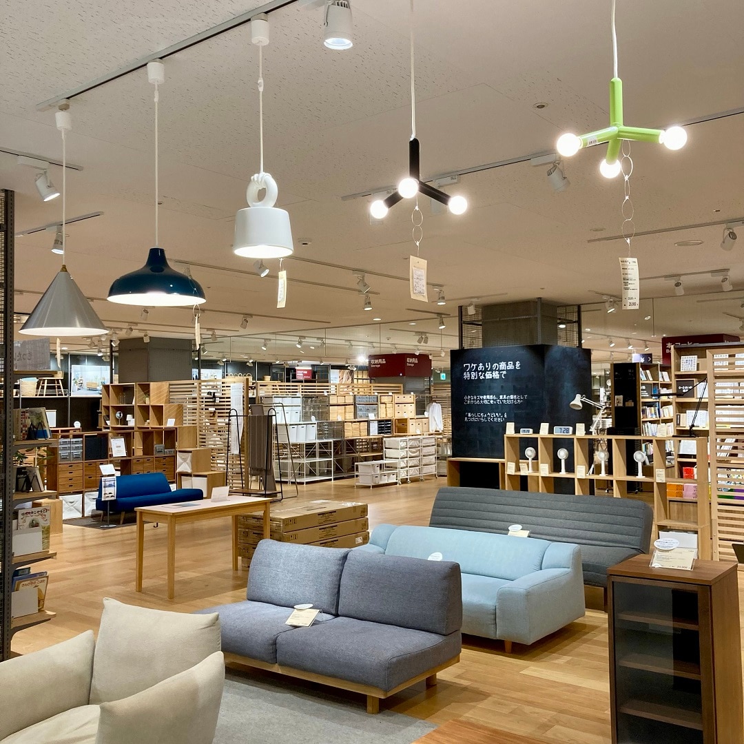 照明と家具の写真