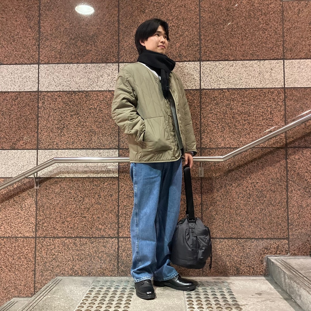 マフラーを巻いている男性の写真