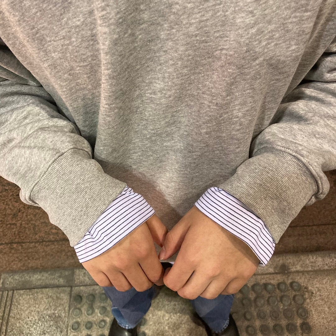 マフラーを巻いている男性の写真