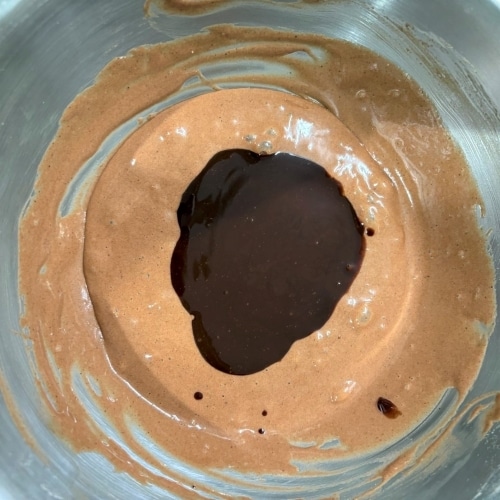 チョコと生地を混ぜる画像