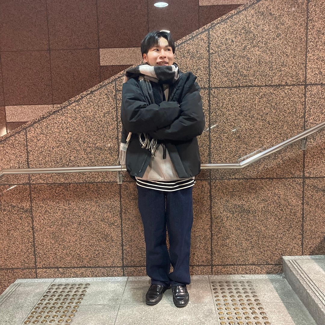 マフラーを巻いている男性の写真